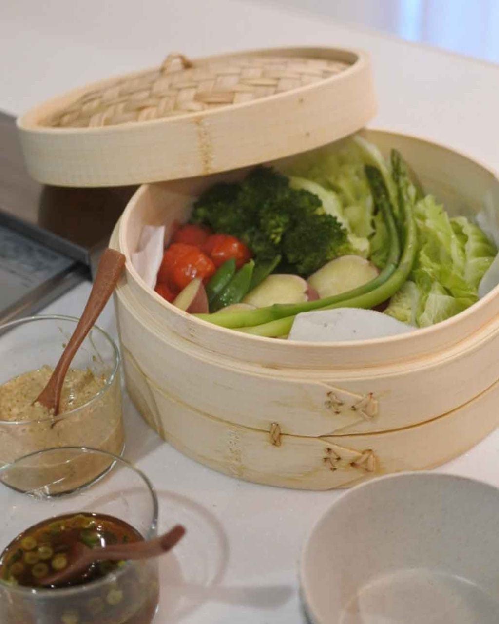 無印良品の蒸篭（せいろ）を使って作った蒸し野菜とつけダレ
