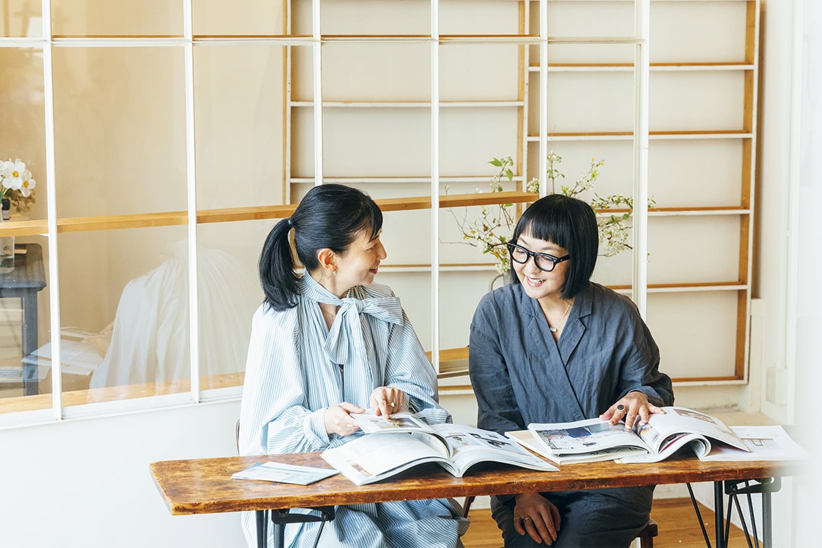 「撮影後に一緒に帰ったね」と話す石井佳苗さんと平井かずみさん。