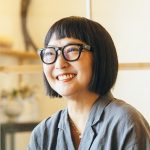 「平井さんの前向きな考え方をインストールしている」と話すインテリアスタイリストの石井佳苗さん。