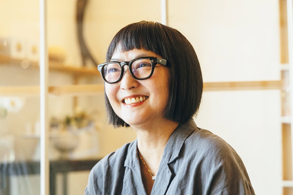 「平井さんの前向きな考え方をインストールしている」と話すインテリアスタイリストの石井佳苗さん。