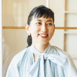 「オンライン講座は石井さんにマッチしていた」と話すフラワースタイリストの平井かずみさん。