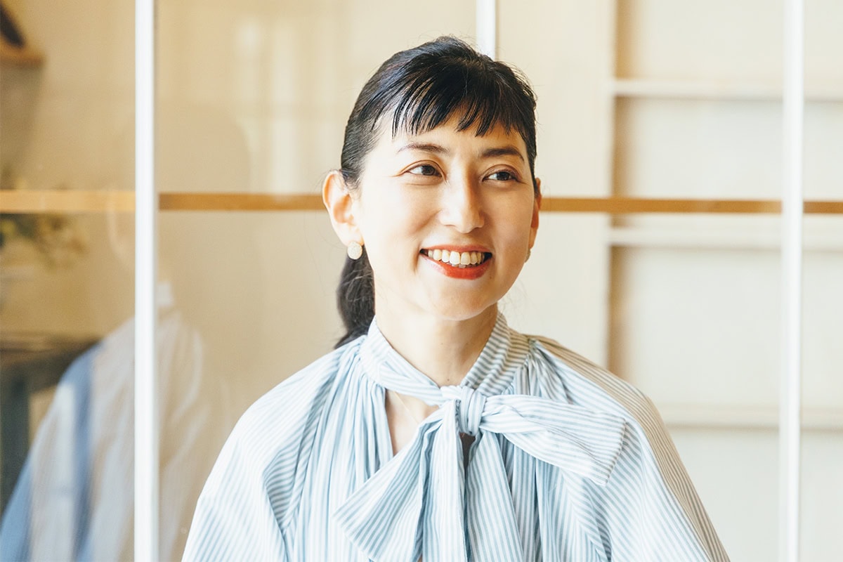 「オンライン講座は石井さんにマッチしていた」と話すフラワースタイリストの平井かずみさん。