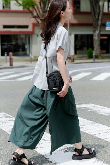 NANGA（ナンガ）のワイドパンツで、カジュアルと上品さを両立！