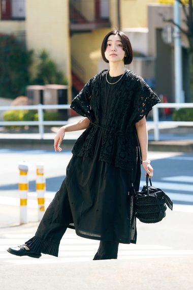 小谷実由さんが着こなす、レースジレと刺しゅうのワンピースで、甘さと奥行きのあるレイヤードスタイルに！