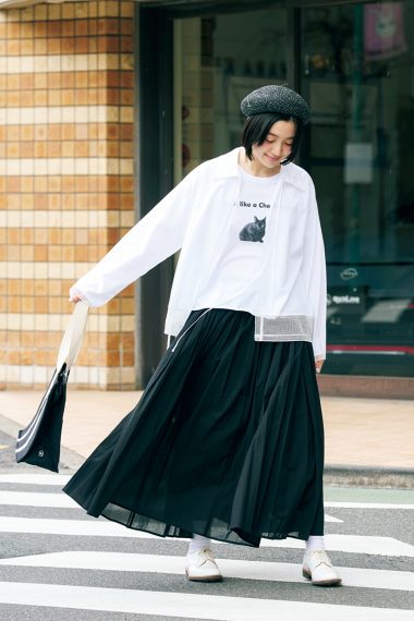 小谷実由さんが着こなすモノトーンコーデは、白の軽やかさを味方に黒で引きしめて大人のリズム感を！