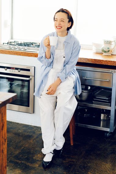 高山都さんが着こなす白のオーバーオールは、水色ストライプシャツと組み合わせて、さわやかに！