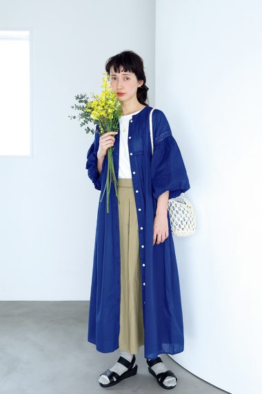 kazumiさんが着こなしたツクルアンドリンの清涼感のある装い。ブルーの前開きワンピースでかろやかに！