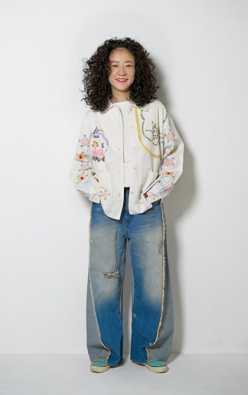 フリーダ ディレクター 小笠原希帆さんの私服ファッションスナップ。こだわりの刺しゅう×デニムパンツで楽しむ、ヴィンテージムードな装い