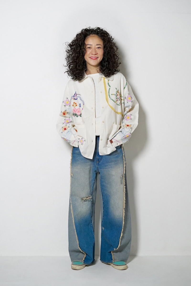 フリーダ ディレクター 小笠原希帆さんの私服ファッションスナップ。こだわりの刺しゅう×デニムパンツで楽しむ、ヴィンテージムードな装い