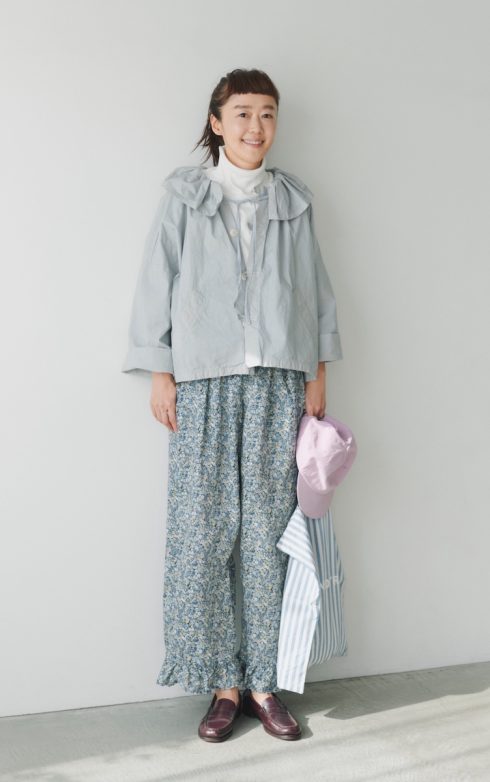フリーランス／ネストローブ PR 滝口和代さんの私服ファッションスナップ。フェードカラー×花柄で品よく楽しむ、大人のリラクシースタイル