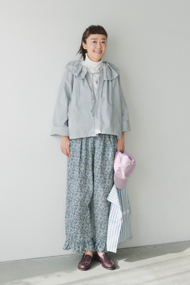 フリーランス／ネストローブ PR 滝口和代さんの私服ファッションスナップ。フェードカラー×花柄で品よく楽しむ、大人のリラクシースタイル