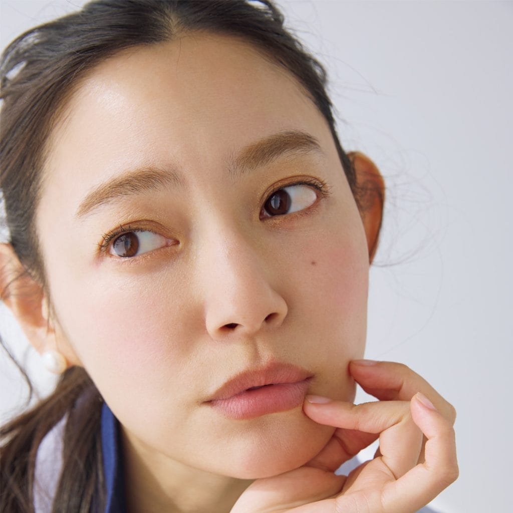 ４：目もとに印象を集める「目もとはベージュカラーで囲み引き締めの黒で印象アップ」