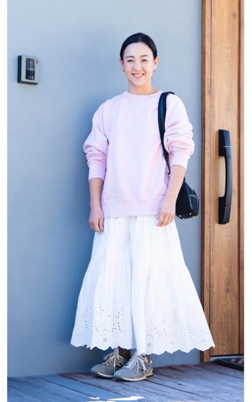 スタイリスト 宇藤えみさんの私服ファッションスナップ。スウェット×レーススカートで叶える、春の“ほの甘カジュアル”コーデ