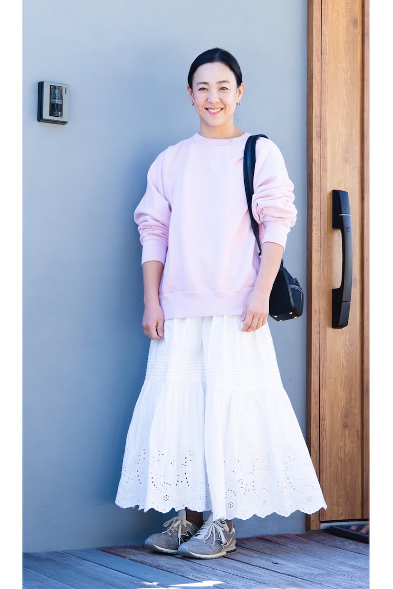 スタイリスト 宇藤えみさんの私服ファッションスナップ。スウェット×レーススカートで叶える、春の“ほの甘カジュアル”コーデ