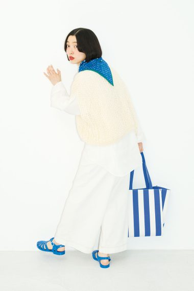 白コーデに青い小物でアクセント