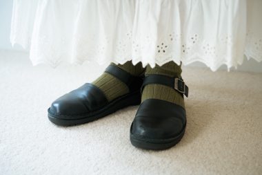NAOTのストラップシューズ｜歩きやすさと上品さを両立する頼れる存在 【大人女子の足もとおしゃれ】
