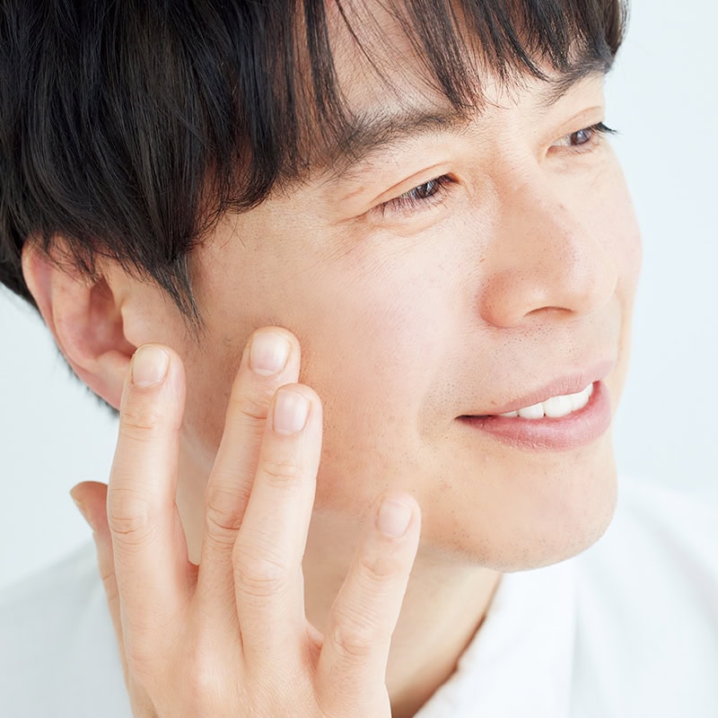 【メンズビューティーきほんのスキンケア】シミやニキビは、まわりから指でぼかして自然は仕上がりに
