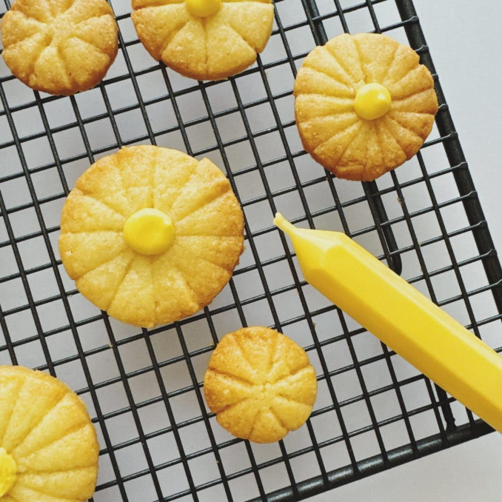 デイジークッキーの作り方　焼けたら粗熱をとり、溶かしたチョコペンを中央に絞る
