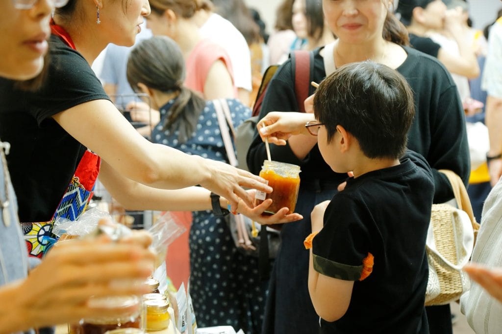 販売ブースでは、試食・購入してお気に入りのはちみつを見つけてみて！