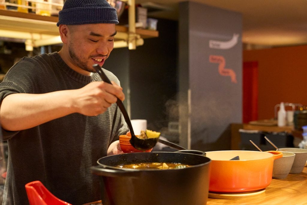 【ル・クルーゼ】料理をふるまう西麻布のレストラン「AC HOUSE」シェフの黒田敦喜さん。