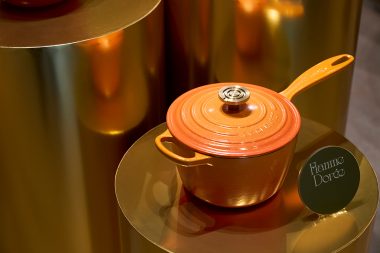 【ル・クルーゼ】鋳物ホーロー製の片手鍋は、ヘルパーハンドルがついて持ち運びも◎。