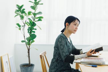 「ふと、ノートを見返すと大切なことを思い出させてくれます」と話す、文筆家・映像作家・俳優の小川紗良さん