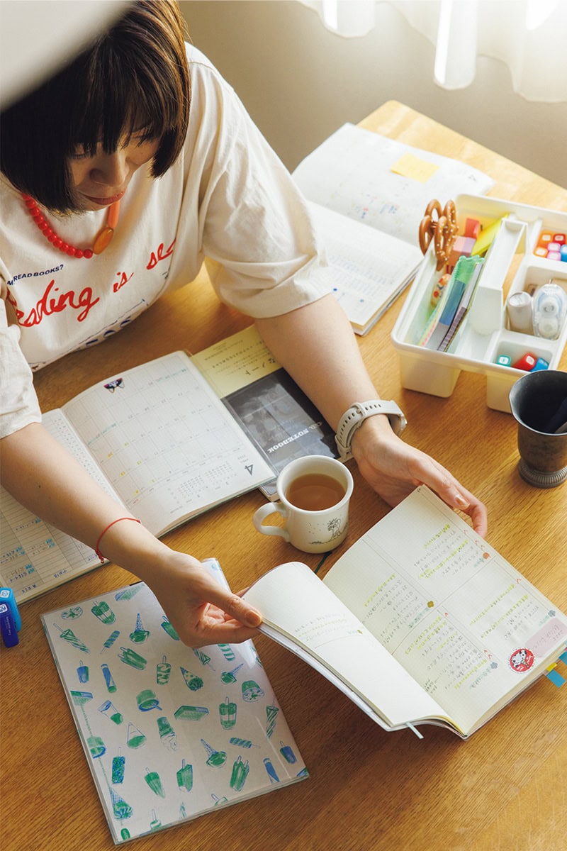 「手帳を書くことで、がんばっていると自分をほめられるようになりました」と話すエッセイイストの柳沢小実さん。