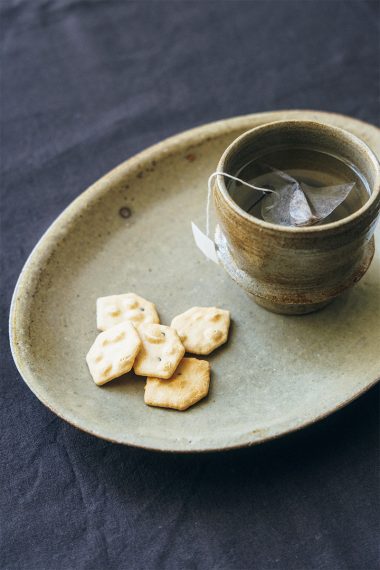 【モデル・香菜子さん】七合食中は、自然食品のお店で見つけた玄米と胡麻だけで作られたせんべいを！