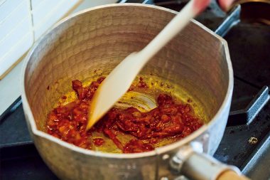 納豆スンドゥブは、チャンジャを最初に炒めるのがポイント！