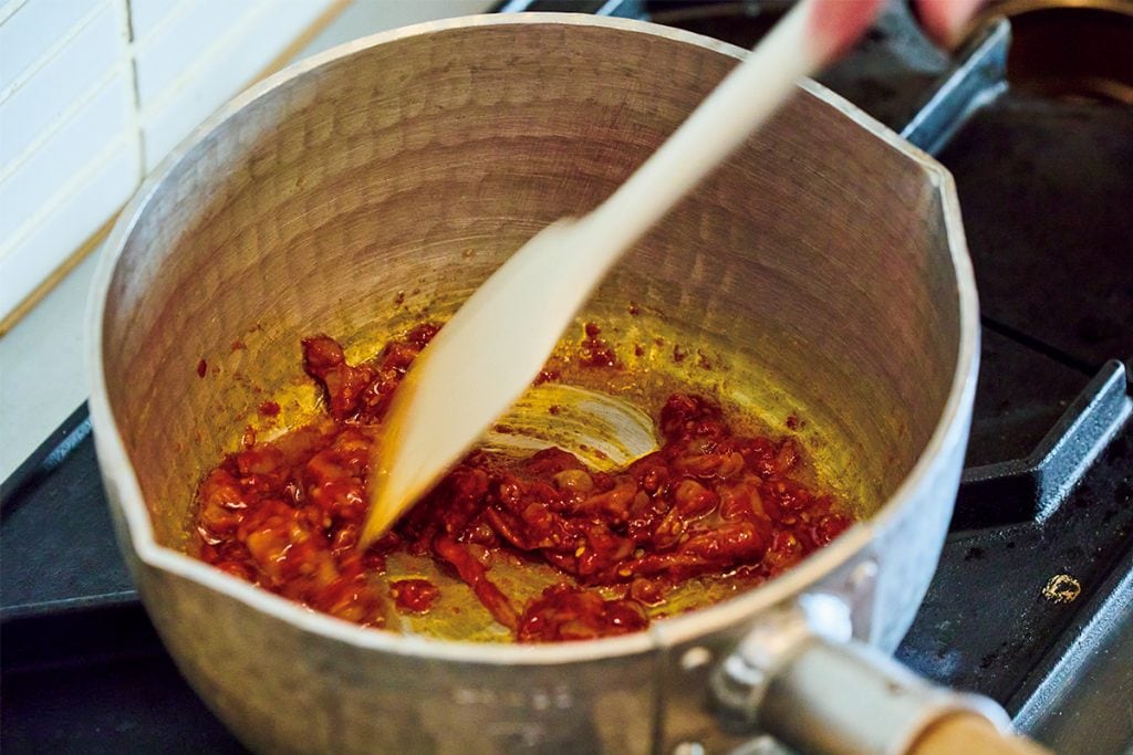 納豆スンドゥブは、チャンジャを最初に炒めるのがポイント！