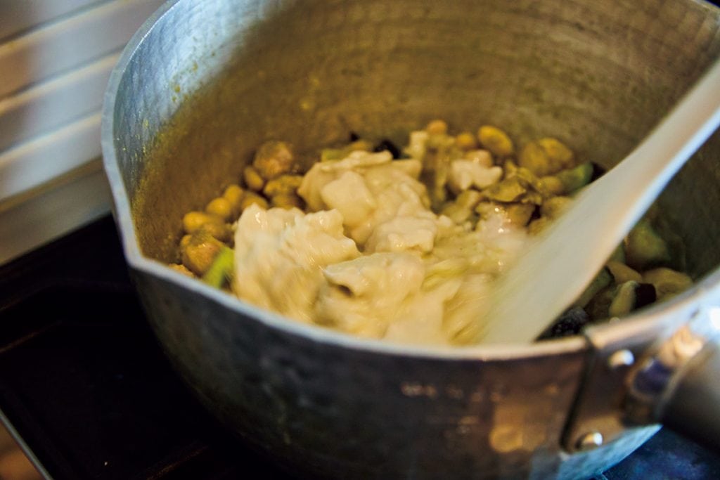 【茂田正和さん】「大豆と酒粕のグリーンカレー」は、カレーペーストと酒粕は水を入れる前に炒めるのがポイント！