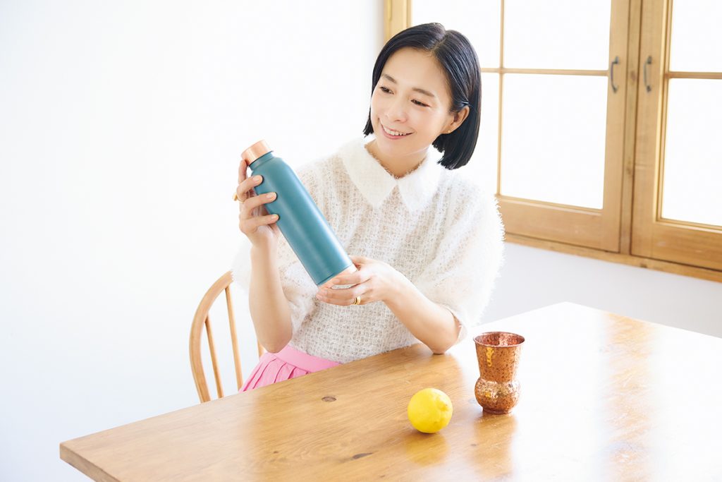 モデル・AYUMIさんは、アーユルヴェーダで「ミネラルを摂取でき、体内のバランスが整う」といわれる銅製のタンブラーやコップを愛用。