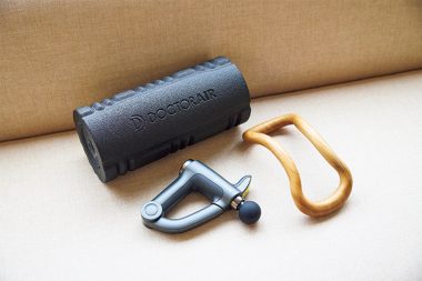 【小関裕太さん】寝る前や本番前は、マッサージガンやストレッチリングを使って全身をほぐして整えます。
