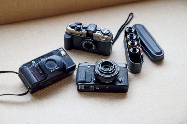 小関裕太さんは、フィルムカメラのPENTAX17、80年代のミノルタのコンパクトカメラ、X-E2の3台のカメラを愛用！