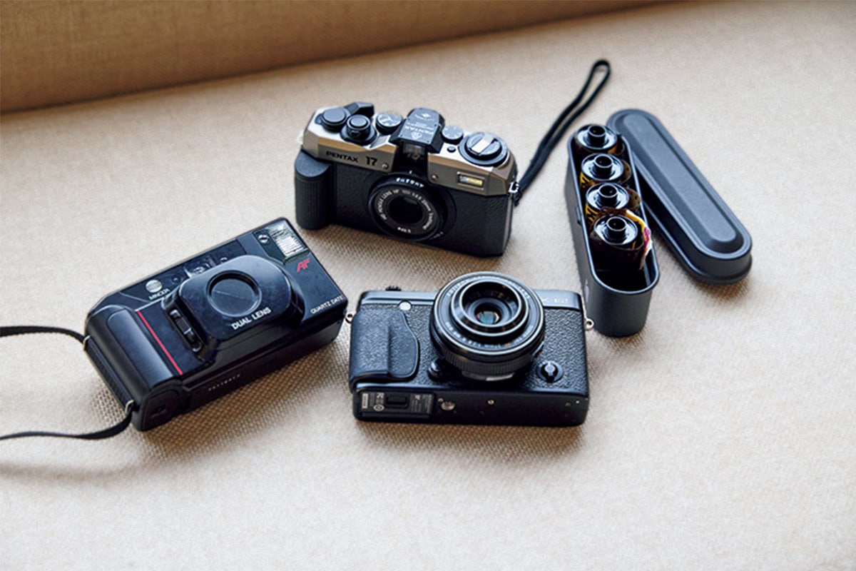 小関裕太さんは、フィルムカメラのPENTAX17、80年代のミノルタのコンパクトカメラ、X-E2の3台のカメラを愛用！