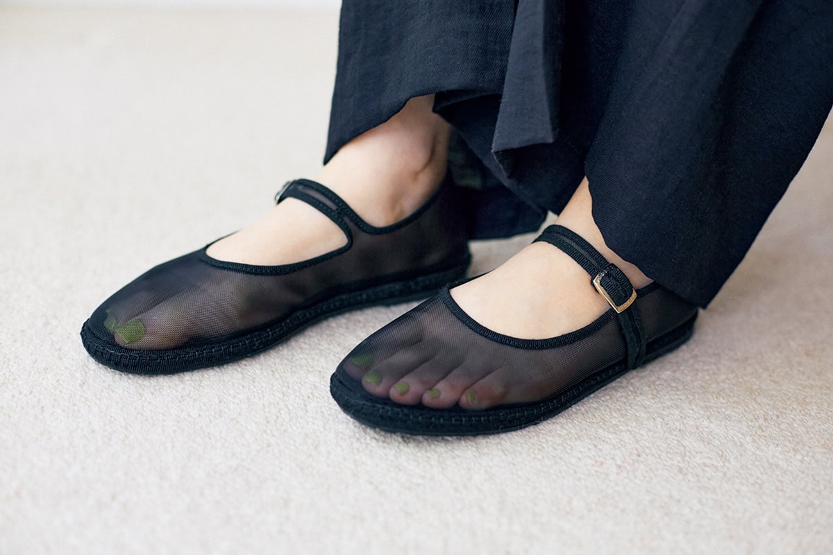 ゆべしさんは、ほんのり透けるシューシャの靴で、黒でも軽やかな印象に。