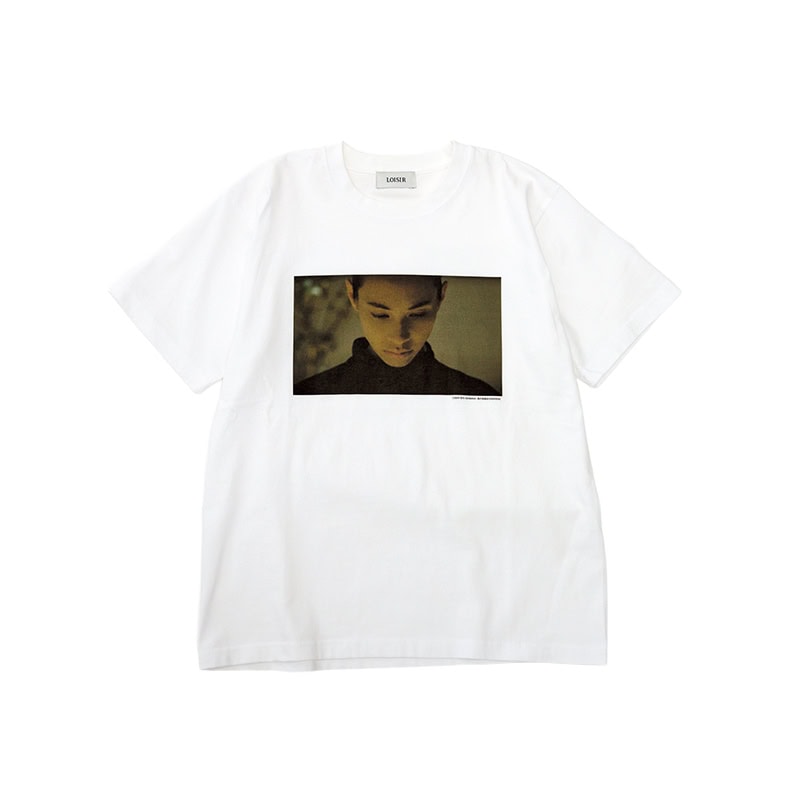モノトーン調のフォトが印象的な「ロワズィール」のTシャツは、カジュアルすぎないところが◎。