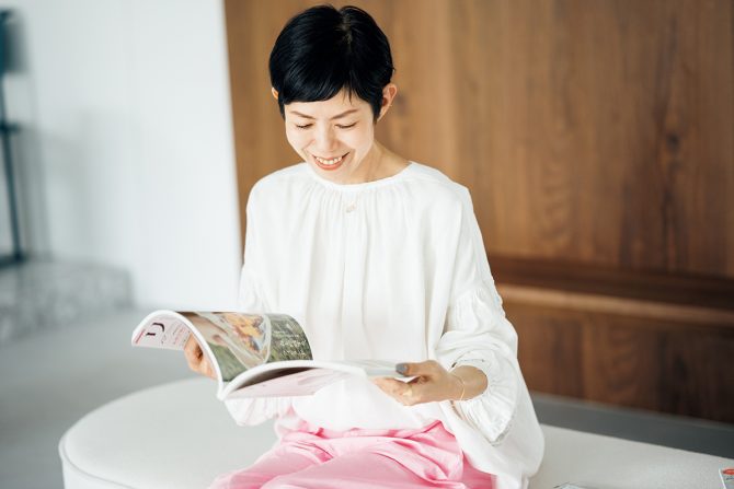 「星占いの連載があったから、占星術に詳しくなった!」と話すイラストレーターの平澤まりこさん。