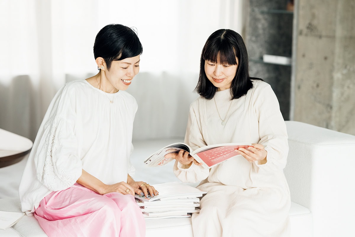 「長期連載のなかで得たかけがえのない出会い」だと話すイラストレーターの平澤まりこさん、スタイリストの轟木節子さん。