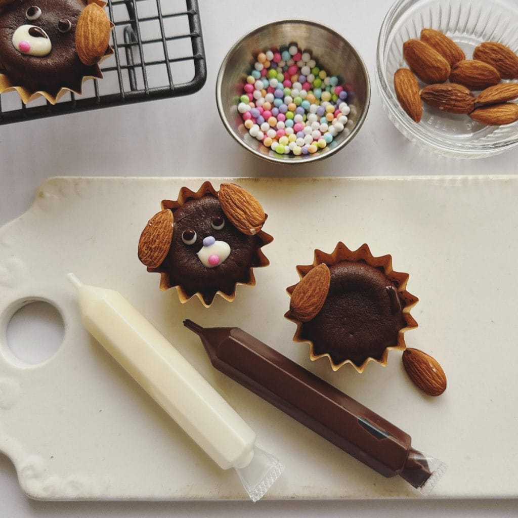 セリア購入品で作る簡単ブラウニーの作り方　チョコペンで飾り付け
