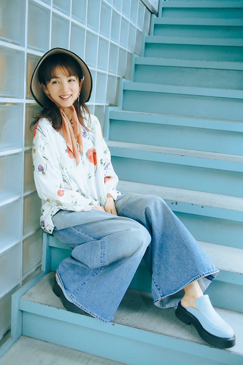 満島ひかりさんのデニムコーディネート　リンネル2025年8月号表紙インタビュー