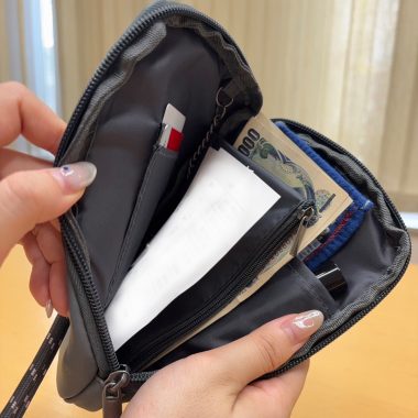 マルチケースは、お札を折らずに入れられて、レシートと紙幣を分けて収納できるのが便利！