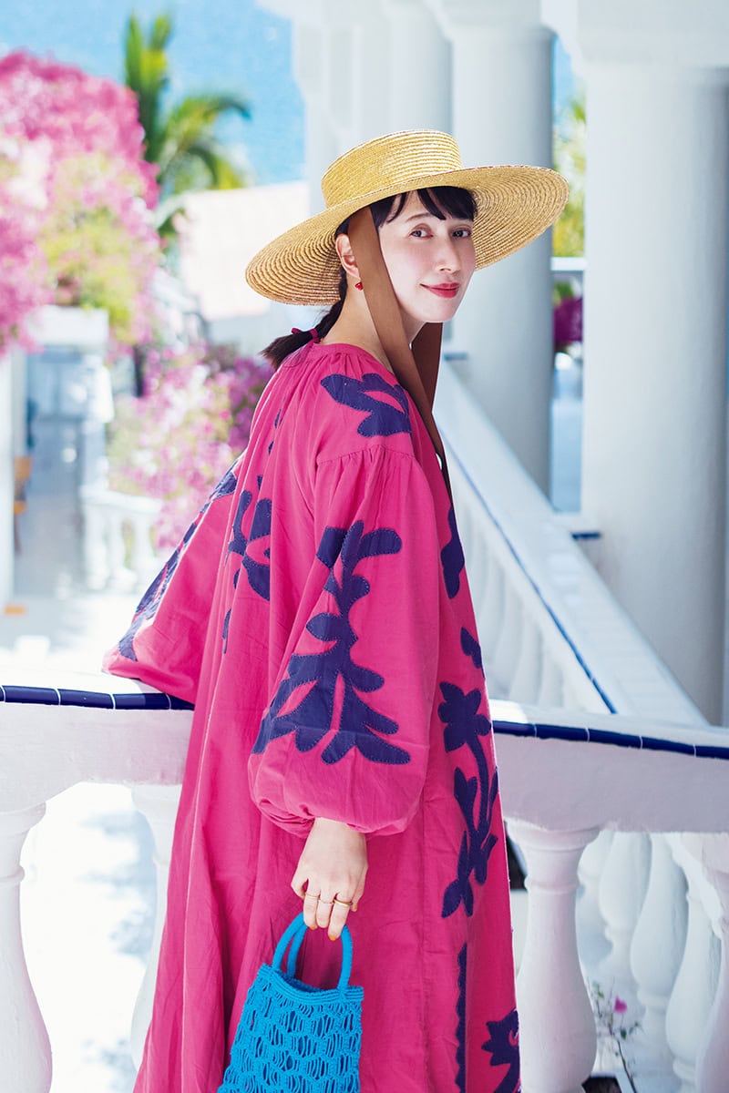 kazumiさんが着こなした鮮やかなピンクのワンピースは、ハットや小さなバッグを合わせて夏のリゾートコーデに