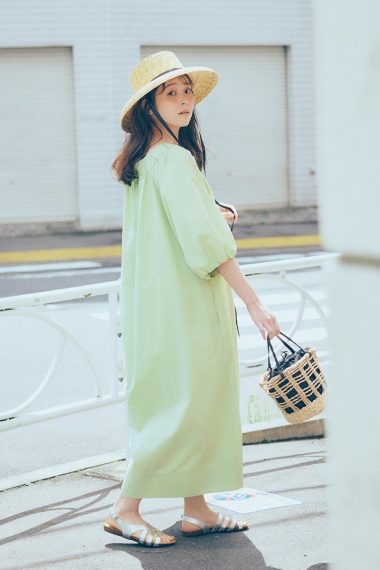ゆべしさんもお気に入りなフレッシュグリーンのワンピースは、カゴアイテムやシルバーのサンダルと合わせて、大人上品な装いに仕上げる