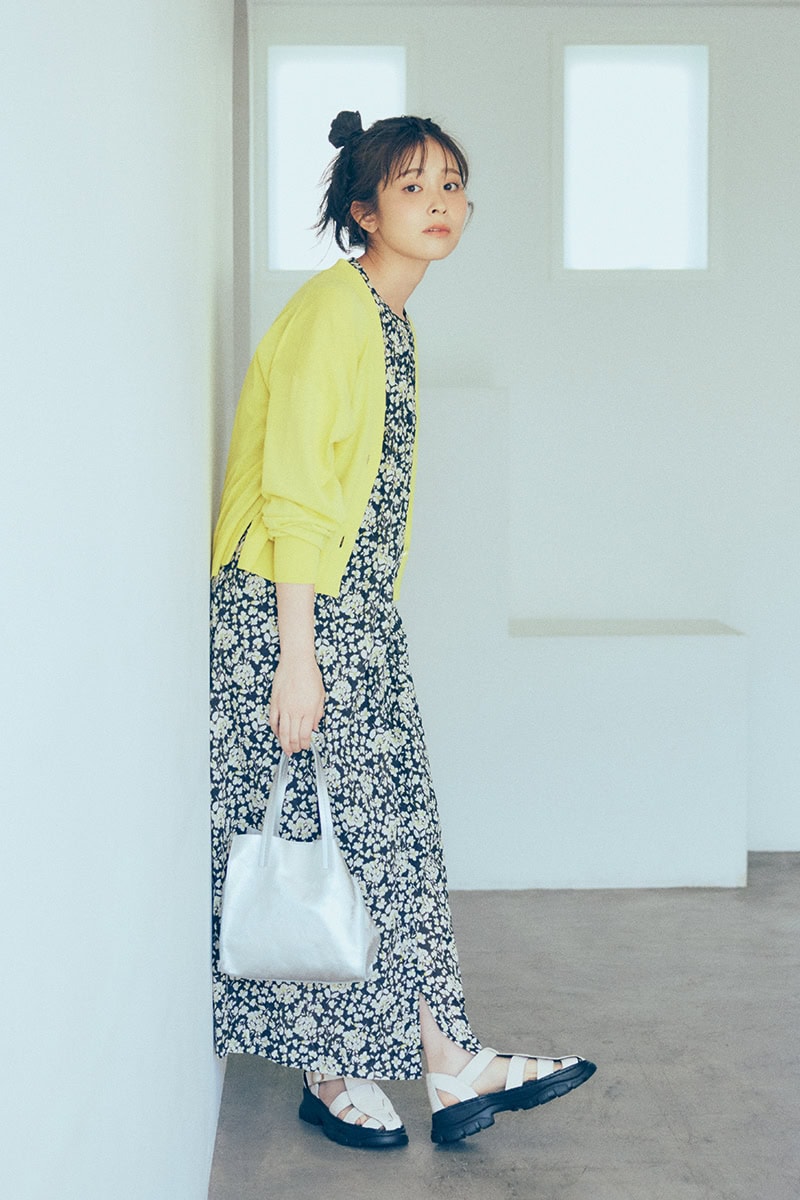 花柄ワンピースは、鮮やかカーデにシルバーの小物を合わせて上品に。ゆべしさんのかわいいヘアスタイルにも注目！