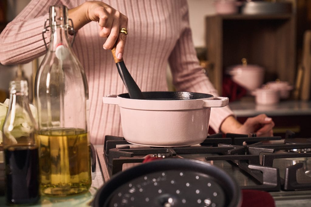 ストウブのココットは、煮込むだけじゃない！ 焼いたり、蒸したり、オーブンにも使える万能鍋