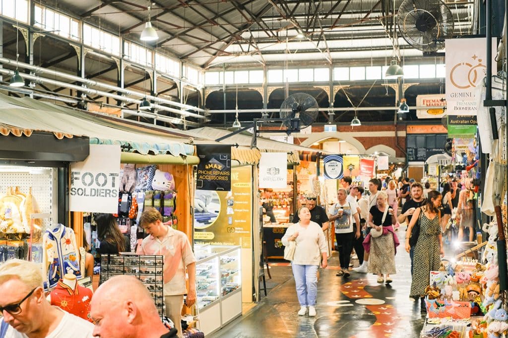 アールヌーボー様式の建物には食材からお土産もののお店、ハニーケーキ（こっくりきれいな味）、ハーブティー（ワイルドな香り高さ）のお店などが所狭しと並び、活気に満ち満ちています。