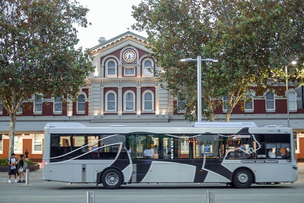 パース市内の主要なエリアを巡回するCATバス (Central Area Transit bus)は、チケットなしで乗り降り自由