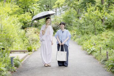 【素敵な雨の日コーデ】ネストローブ滝口和代さん&川口彩乃さん愛用の晴雨兼用折りたたみ傘に注目！（リンネル2025年8月号増刊付録）