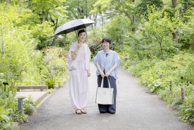 【素敵な雨の日コーデ】ネストローブ滝口和代さん&川口彩乃さん愛用の晴雨兼用折りたたみ傘に注目！（リンネル2025年8月号増刊付録）